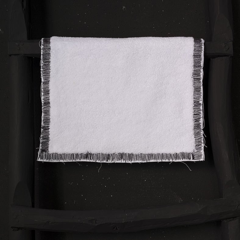Serviette de bain Cali, bordée de zig-zag noir