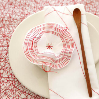 fleur rouge serviette table